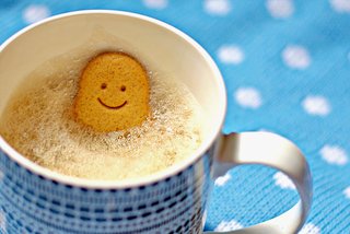 Dankeschön coffee smiley Keks mit smiley face in Kaffetasse - Symbol für ein kleines direktes Dankeschön