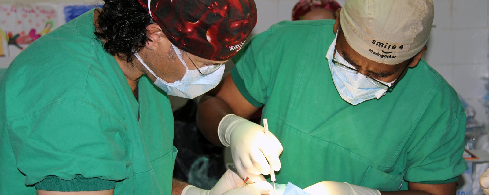 Gemeinsames operieren in Tulear mit madagassischen ÄrztInnen