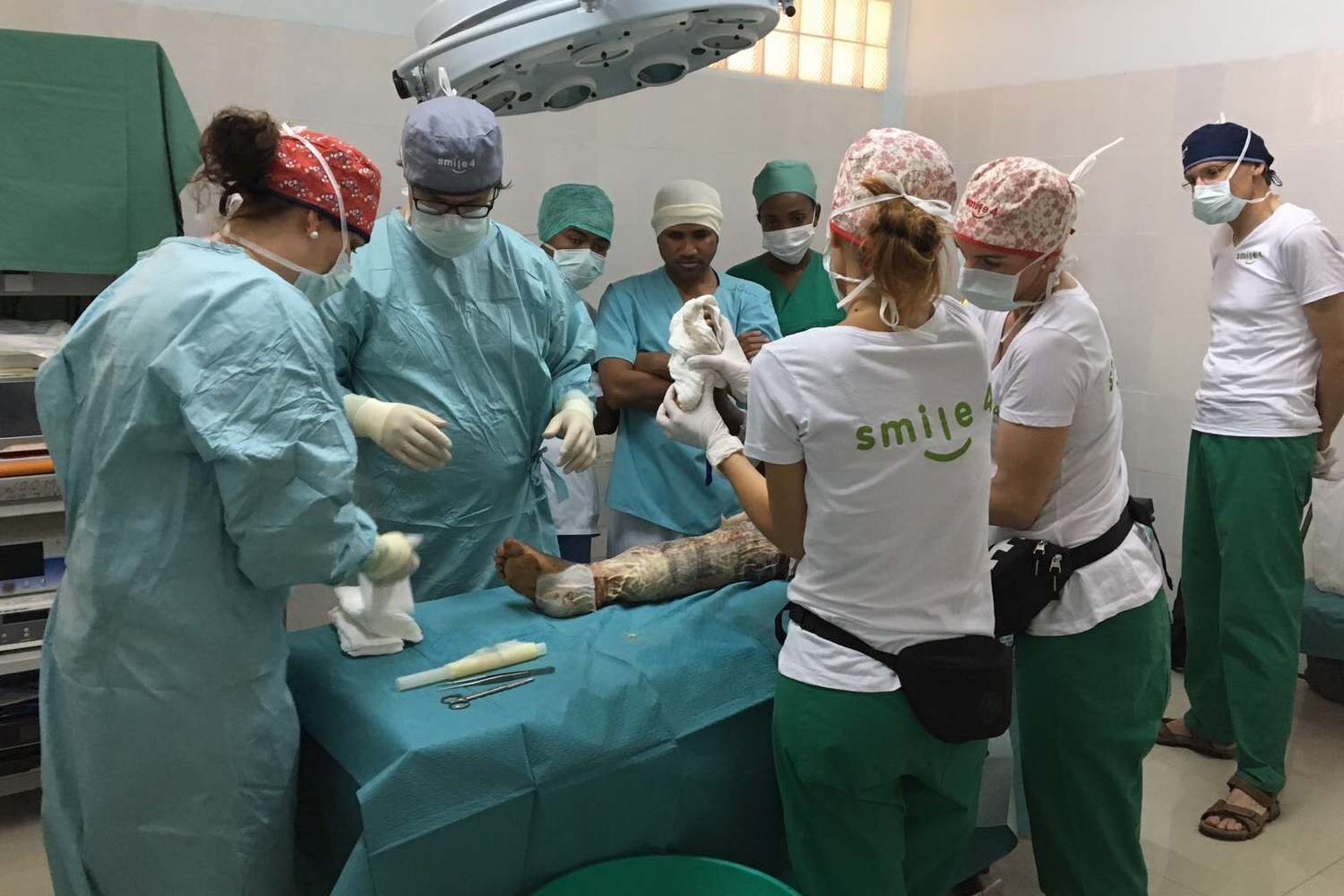 Madagassische Ärzte beobachten den genauen Ablauf, in einem nächsten Schritt probieren sie selbst die ersten Teilschritte